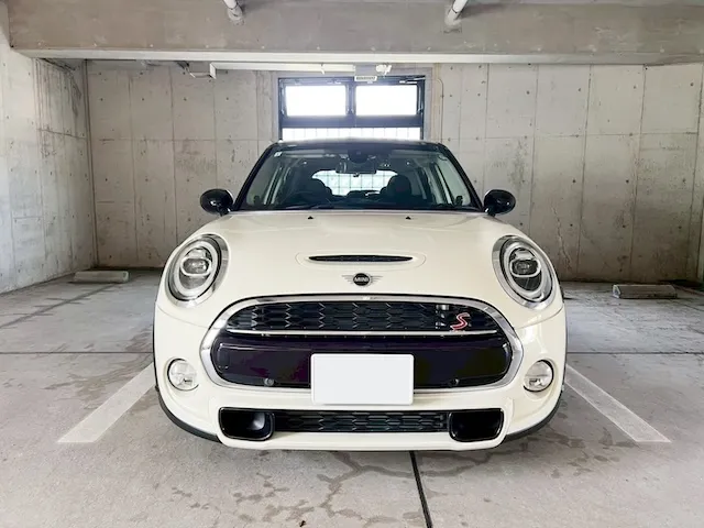 白いMINI Cooper S 正面からの実車写真