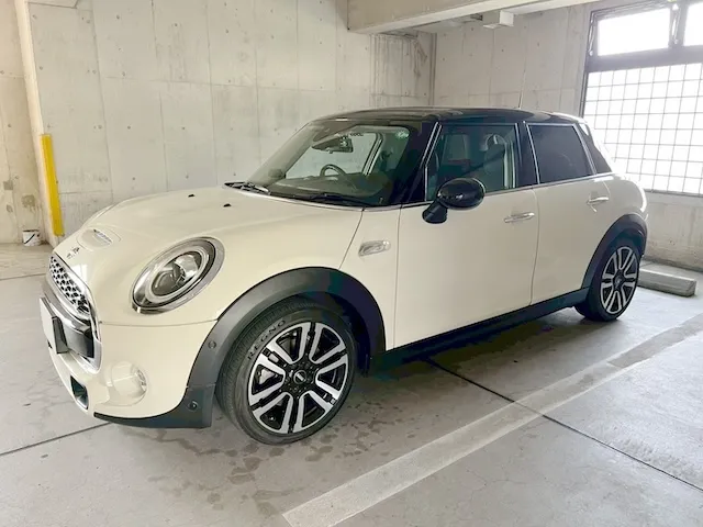白いMINI Cooper Sの実車写真