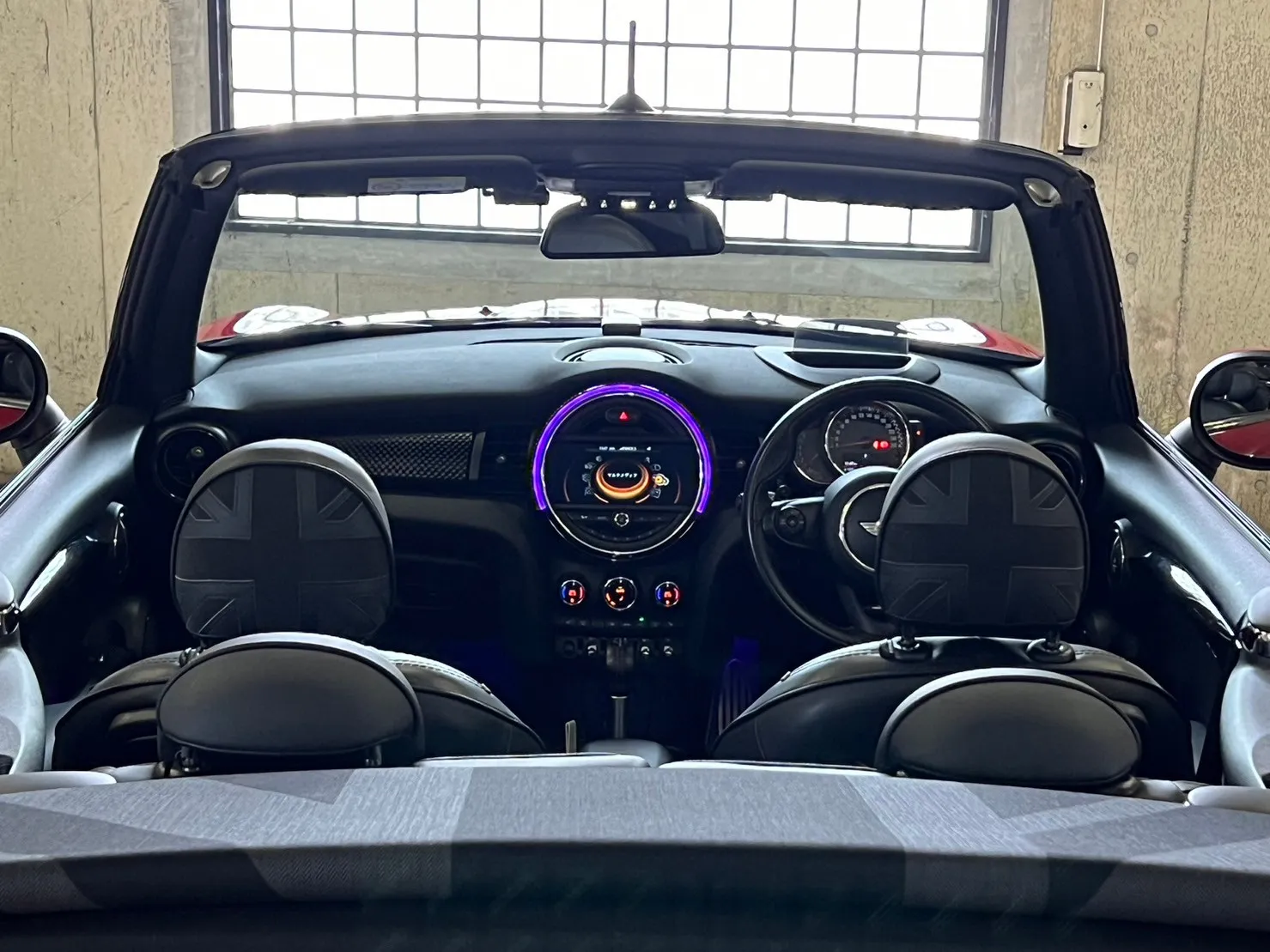 MINI JCWコンバーチブル オープン時の室内