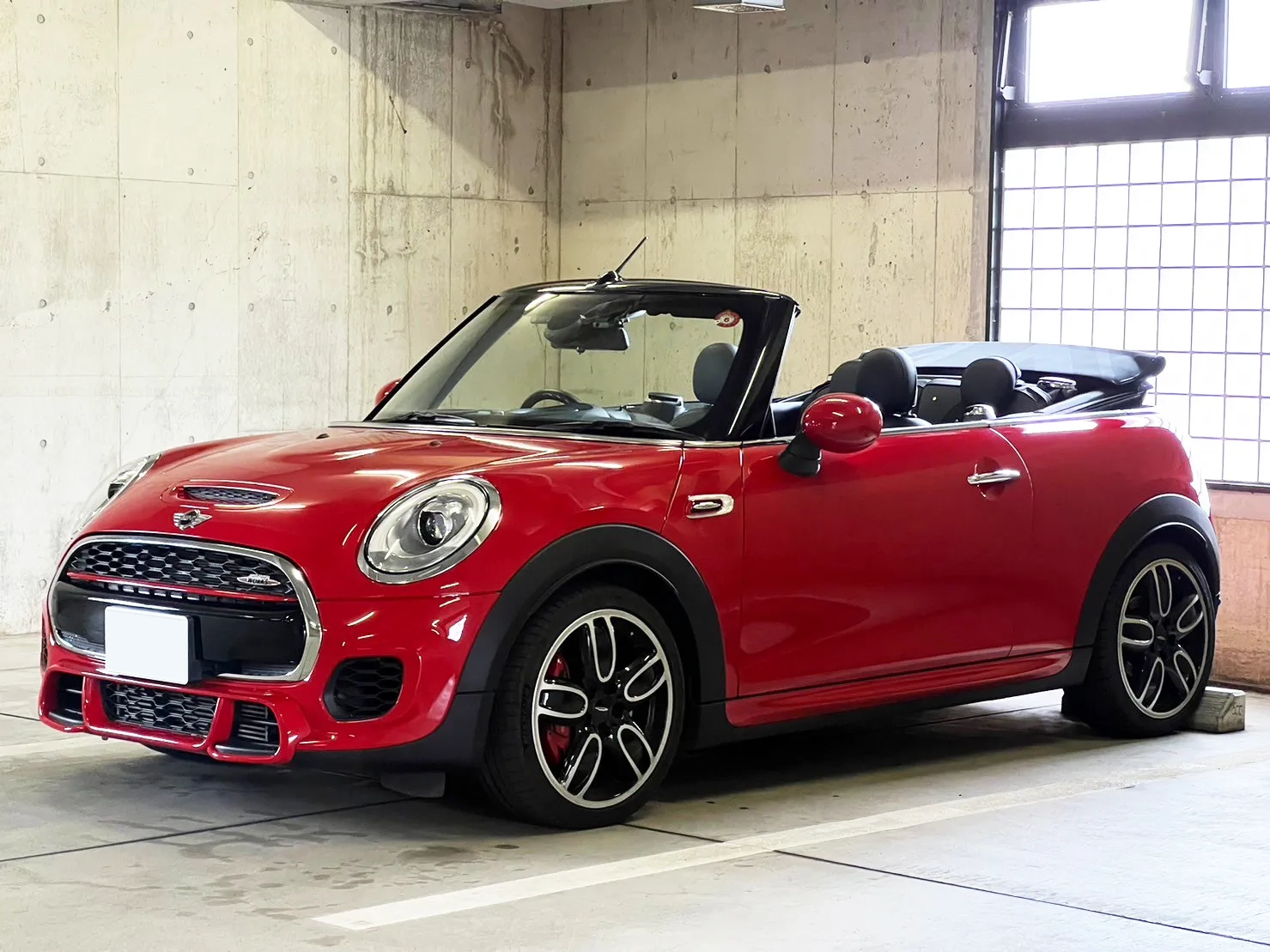 赤いMINI JCWコンバーチブルの実車