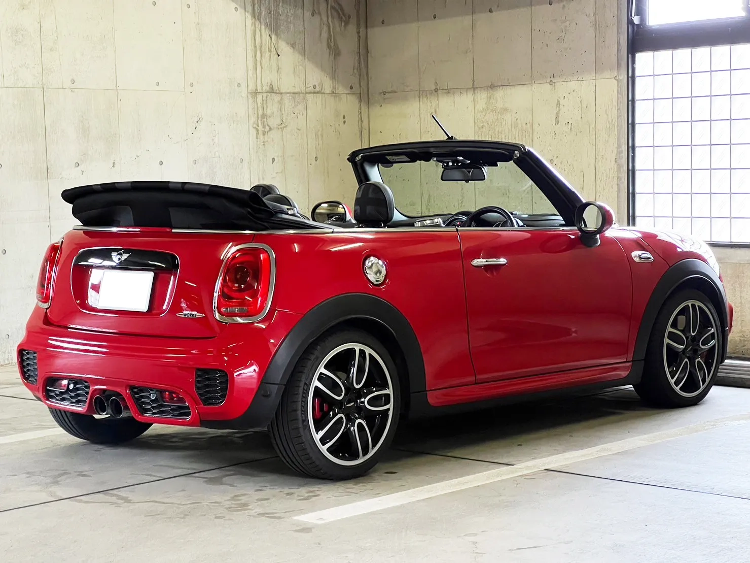MINI JCWコンバーチブル 後方からの実車写真